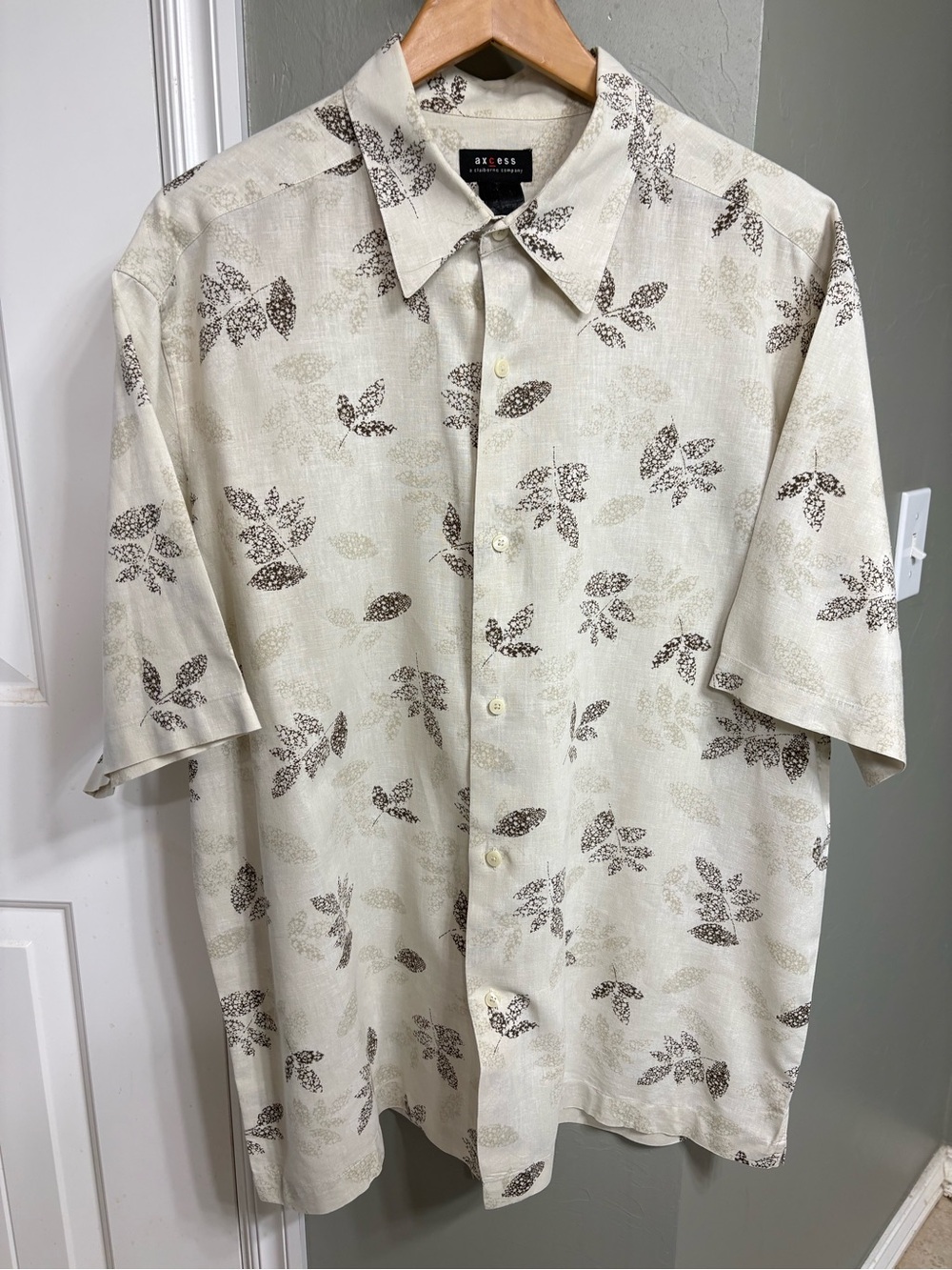 Axcess Beige Short Sleeve Button-Down Shirt with Brown Leaf Print